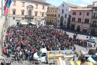 Viterbo - Studenti e cittadini in centro a pulire