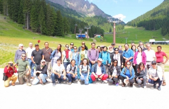 Il gruppo di studenti sulle Alpi