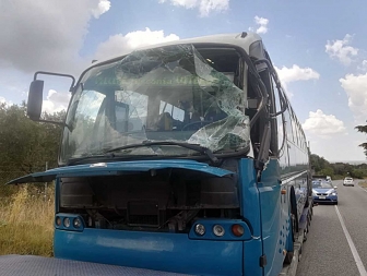 Viterbo - Tuscanese - Braccio meccanico colpisce un pullman Cotral