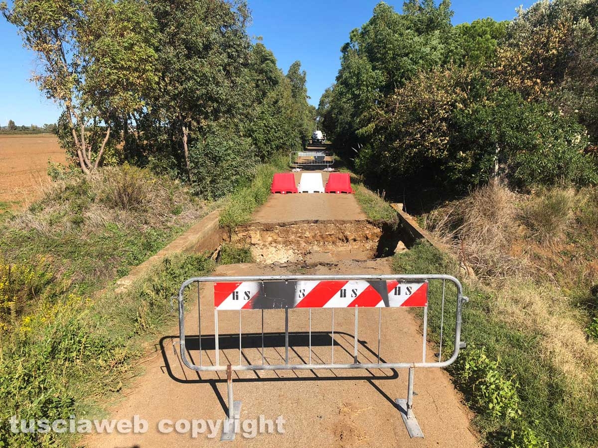 La voragine nella strada in via Pian di Spille