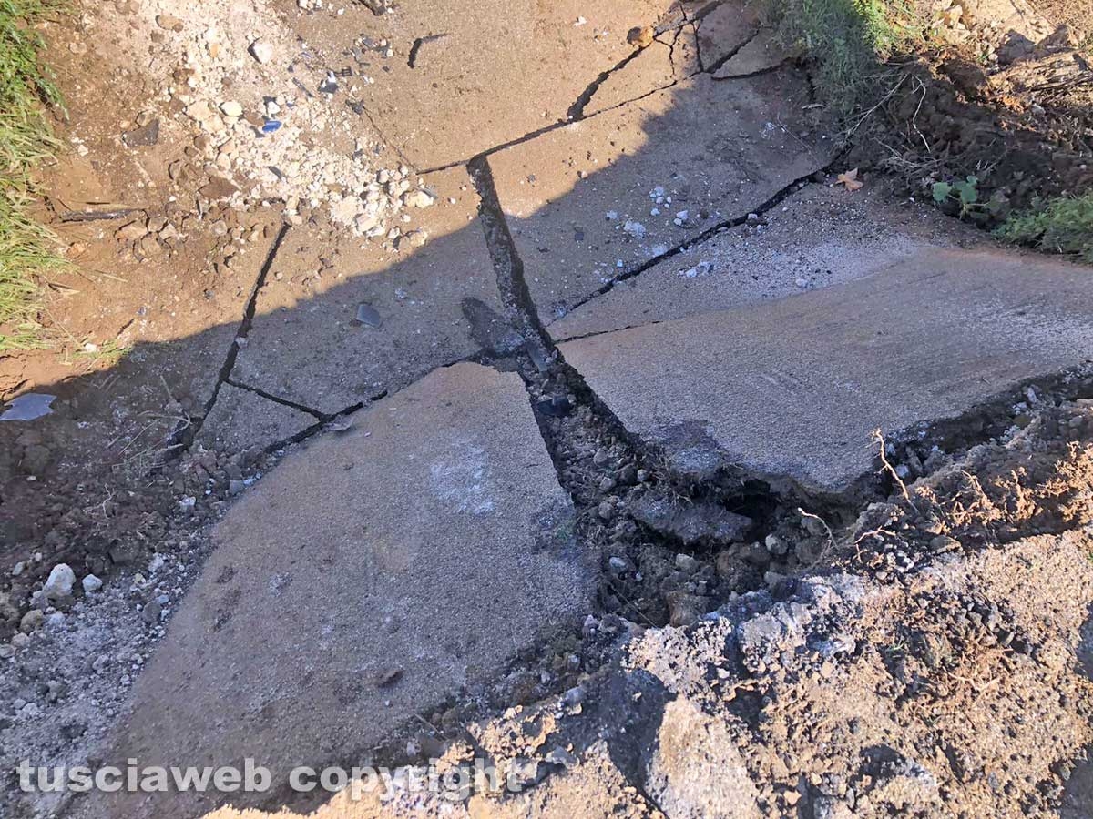 La voragine nella strada in via Pian di Spille