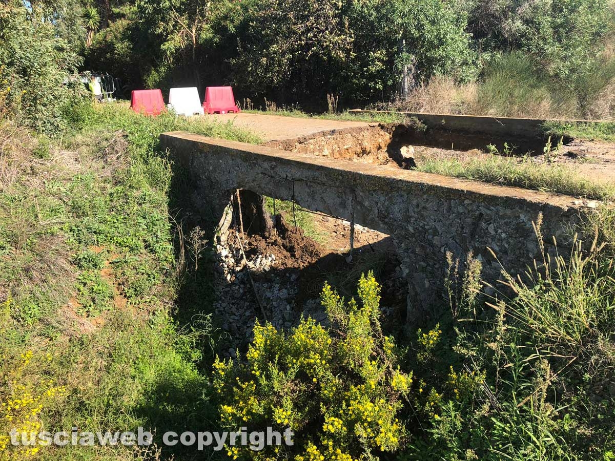 La voragine nella strada in via Pian di Spille
