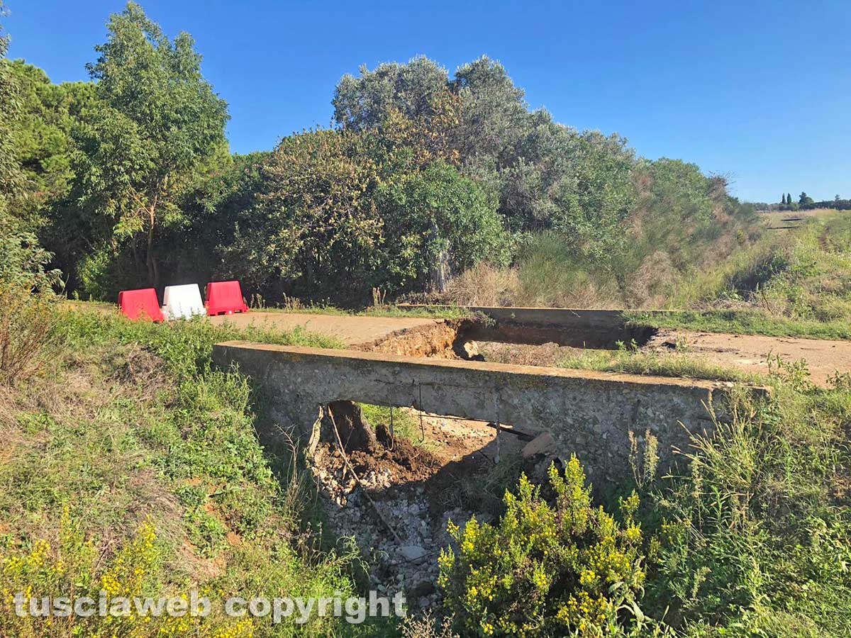 La voragine nella strada in via Pian di Spille