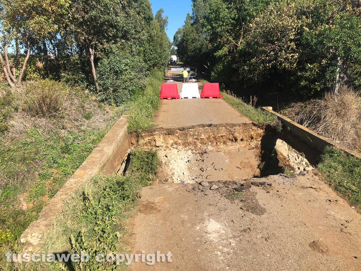 La voragine nella strada in via Pian di Spille