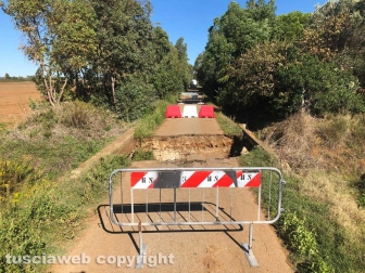 La voragine nella strada in via Pian di Spille