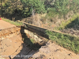 La voragine nella strada in via Pian di Spille