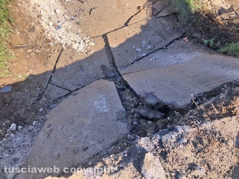 La voragine nella strada in via Pian di Spille