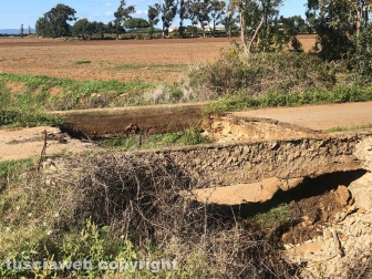 La voragine nella strada in via Pian di Spille