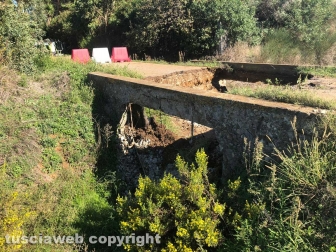 La voragine nella strada in via Pian di Spille