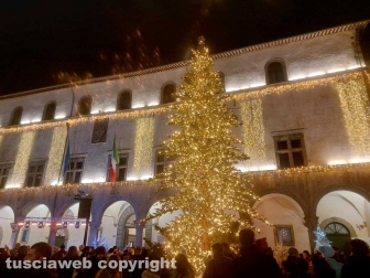 Viterbo - L'accensione dell'albero di Natale a piazza del Comune