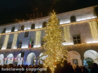 Viterbo - L'accensione dell'albero di Natale a piazza del Comune