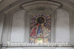 La vetrata realizzata da Felice Ludovisi nella chiesa della Trinità
