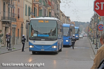 Marta - I pullman arrivano in chiesa per il funerale