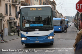 Marta - I pullman arrivano in chiesa per il funerale