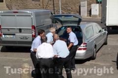 La bara caricata sul carro funebre
