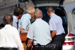 La bara caricata sul carro funebre