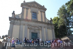 Amici, parenti e conoscenti di Botondi fuori dalla chiesa