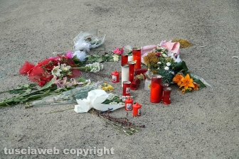 Femminicidio-suicidio a Orte - I fiori sulla piazzola del dramma