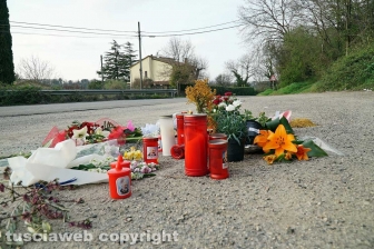 Femminicidio-suicidio a Orte - I fiori sulla piazzola del dramma