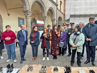 Viterbo - L’installazione della scultura "Attraverso lo sguardo, oltre le parole"