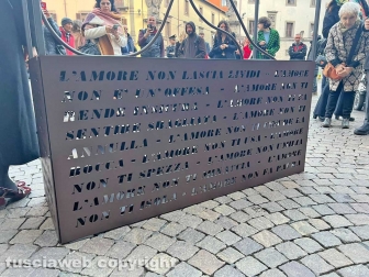 Viterbo - L’installazione della scultura "Attraverso lo sguardo, oltre le parole"