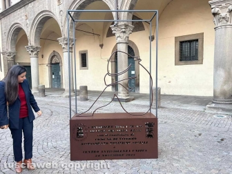 Viterbo - L’installazione della scultura "Attraverso lo sguardo, oltre le parole"