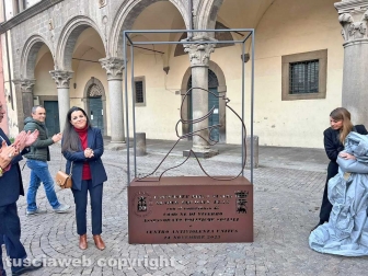 Viterbo - L’installazione della scultura "Attraverso lo sguardo, oltre le parole"