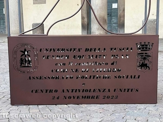 Viterbo - L’installazione della scultura "Attraverso lo sguardo, oltre le parole"