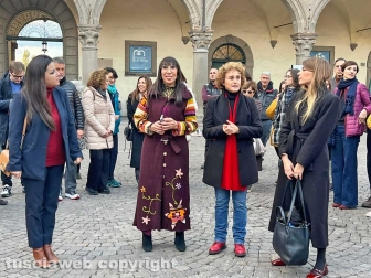 Viterbo - L’installazione della scultura "Attraverso lo sguardo, oltre le parole"