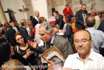 Il pubblico attorno Lando Buzzanca