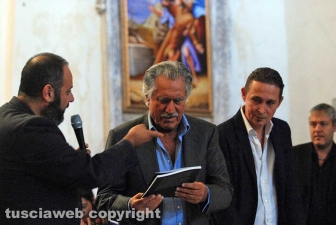 Lando Buzzanca riceve il libro