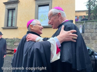 L'arrivo del nuovo vescovo Orazio Francesco Piazza in cattedrale - L'abbraccio con Lino Fumagalli