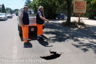 Viterbo - Cede l'asfalto sulla Teverina