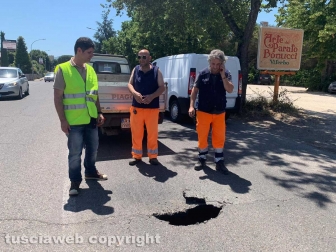 Viterbo - Cede l'asfalto sulla Teverina