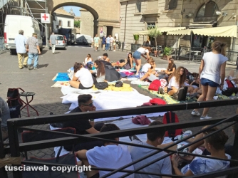 L\'attesa per il trasporto di Gloria