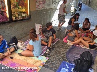 L\'attesa per il trasporto di Gloria
