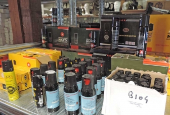 Le armi sequestrate dai carabinieri