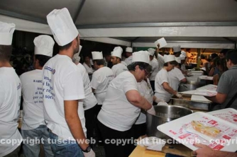 Le cene in piazza con i facchini