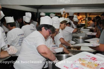 Le cene in piazza con i facchini