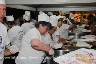 Le cene in piazza con i facchini