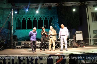 Le cene in piazza con i facchini