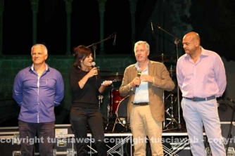 Le cene in piazza con i facchini