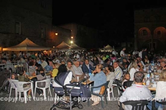 Le cene in piazza con i facchini