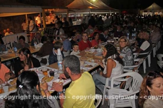 Le cene in piazza con i facchini