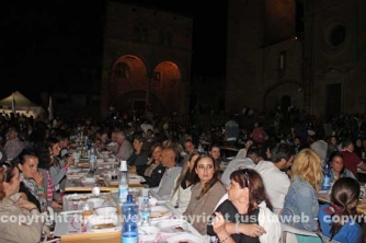 Le cene in piazza con i facchini