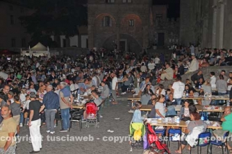 Le cene in piazza con i facchini