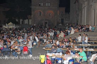 Le cene in piazza con i facchini