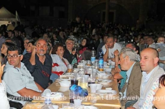 Le cene in piazza con i facchini