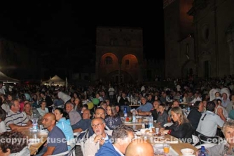Le cene in piazza con i facchini