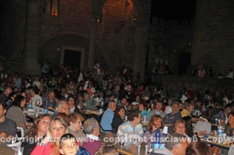 Le cene in piazza con i facchini
